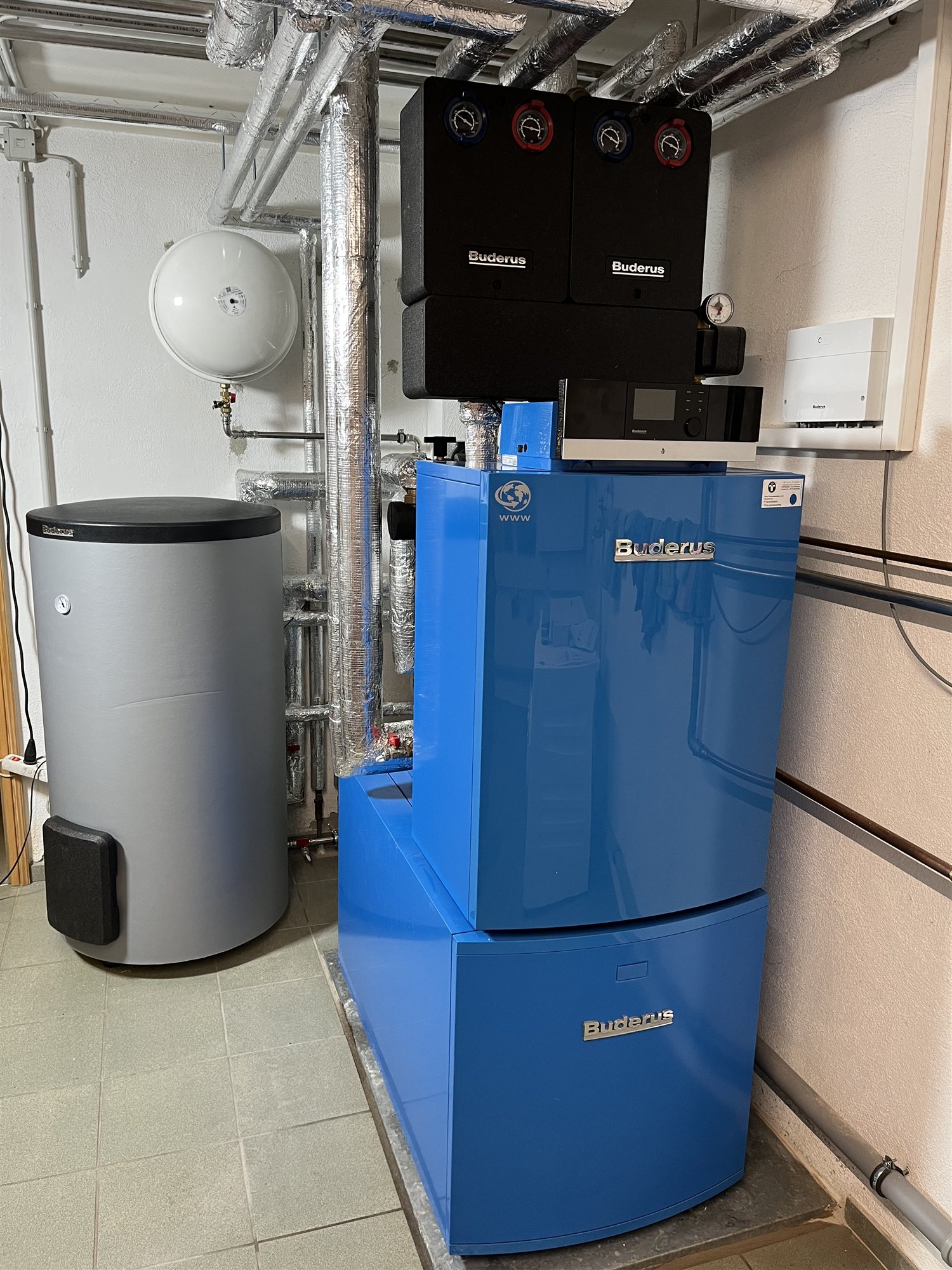 Bestehender Buderus GB212 Gas-Brennwertkessel im Heizraum, ergänzt um das Buderus Hyc25-1 Hybridmodul